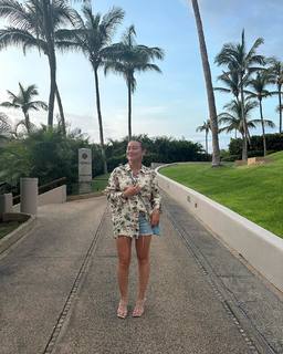 Hilary Duff feet photo thumbnail