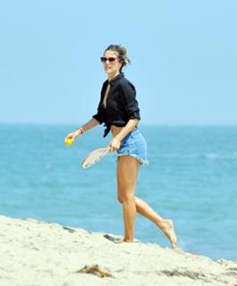 Alessandra Ambrosio feet photo thumbnail
