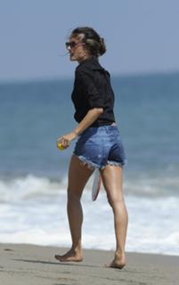 Alessandra Ambrosio feet photo thumbnail