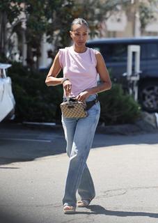 Zoe Saldana feet photo thumbnail