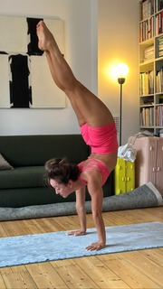 Kino MacGregor feet photo thumbnail