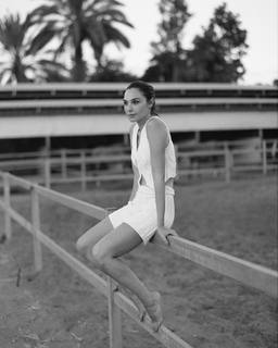 Gal Gadot feet photo thumbnail