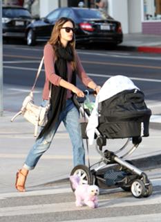 Alessandra Ambrosio feet photo thumbnail