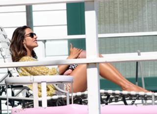 Alessandra Ambrosio feet photo thumbnail