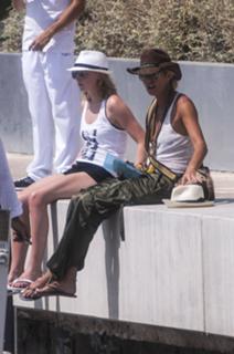 Elle Macpherson feet photo thumbnail