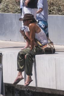Elle Macpherson feet photo thumbnail
