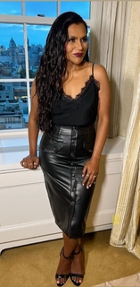Mindy Kaling feet photo thumbnail