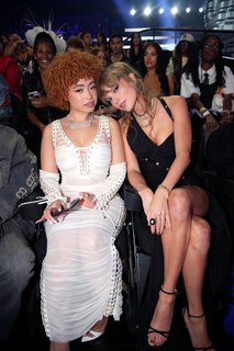 Taylor Swift feet photo thumbnail