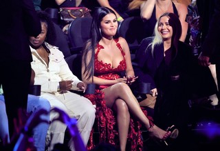 Selena Gomez feet photo thumbnail