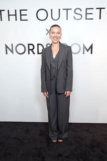 Scarlett Johansson feet photo thumbnail