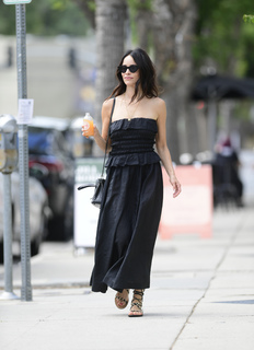 Abigail Spencer feet photo thumbnail