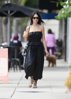 Abigail Spencer feet photo thumbnail