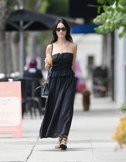Abigail Spencer feet photo thumbnail
