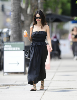Abigail Spencer feet photo thumbnail