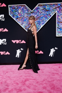 Taylor Swift feet photo thumbnail