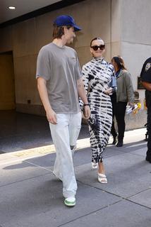Millie Bobby Brown feet photo thumbnail
