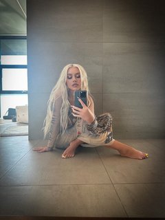 Christina Aguilera feet photo thumbnail