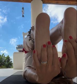 Veronica Maya feet photo thumbnail