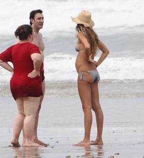 Gisele Bündchen feet photo thumbnail