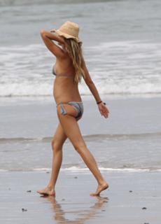 Gisele Bündchen feet photo thumbnail