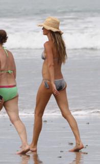 Gisele Bündchen feet photo thumbnail