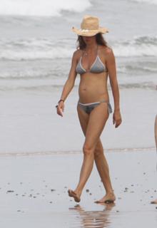 Gisele Bündchen feet photo thumbnail