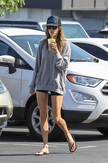 Alessandra Ambrosio feet photo thumbnail