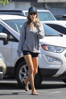 Alessandra Ambrosio feet photo thumbnail