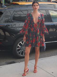 Sara Sampaio feet photo thumbnail