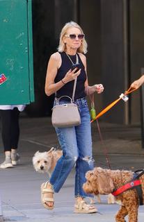 Naomi Watts feet photo thumbnail