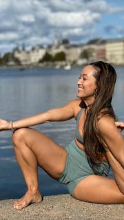 Kino MacGregor feet photo thumbnail