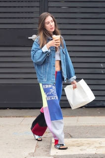 Alison Brie feet photo thumbnail