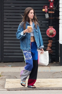 Alison Brie feet photo thumbnail