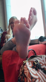 Kyle Unfug feet photo thumbnail