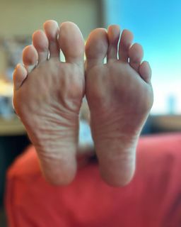 Kyle Unfug feet photo thumbnail