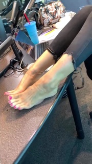 Kyle Unfug feet photo thumbnail