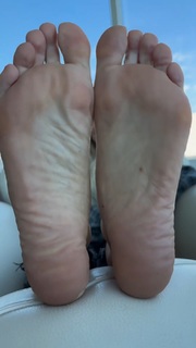 Kyle Unfug feet photo thumbnail