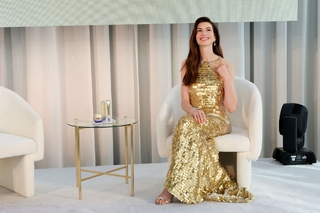 Anne Hathaway feet photo thumbnail