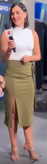 Megan Olivi feet photo thumbnail