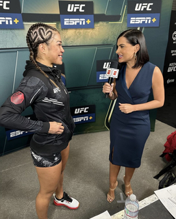 Megan Olivi feet photo thumbnail