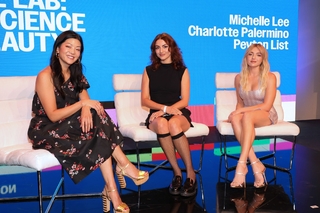 Peyton List feet photo thumbnail