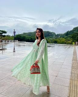 Anushka Sen feet photo thumbnail