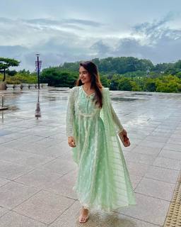 Anushka Sen feet photo thumbnail