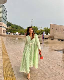 Anushka Sen feet photo thumbnail