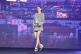 Natalie Portman feet photo thumbnail