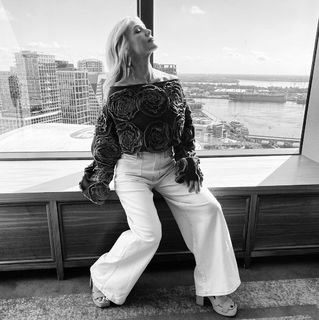 Jennie Garth feet photo thumbnail