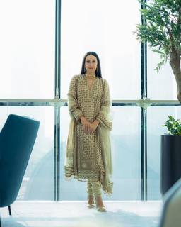 Karisma Kapoor feet photo thumbnail