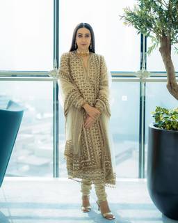 Karisma Kapoor feet photo thumbnail