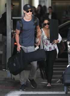 Vanessa Hudgens feet photo thumbnail