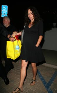 Minnie Driver feet photo thumbnail